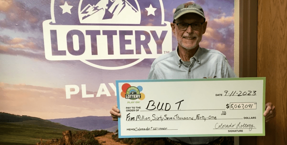 Переможець лотереї Переможець лотереї, лотерея, зірвав багатомільйонний джекпот, приз, гроші, мільйонер, пенсіонер, купив собі кавун, квіти