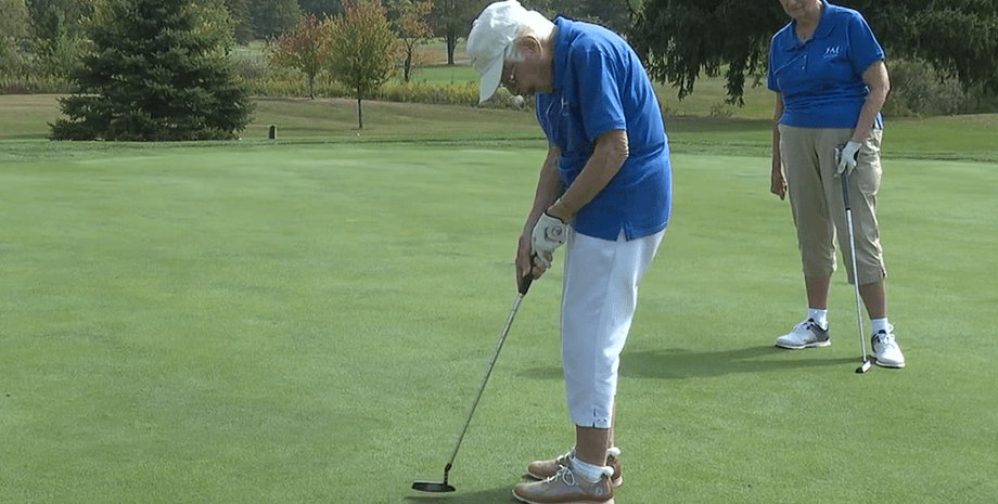 Легко обыгрывает Трампа: 105-летняя монахиня встретила день рождения за любимым хобби