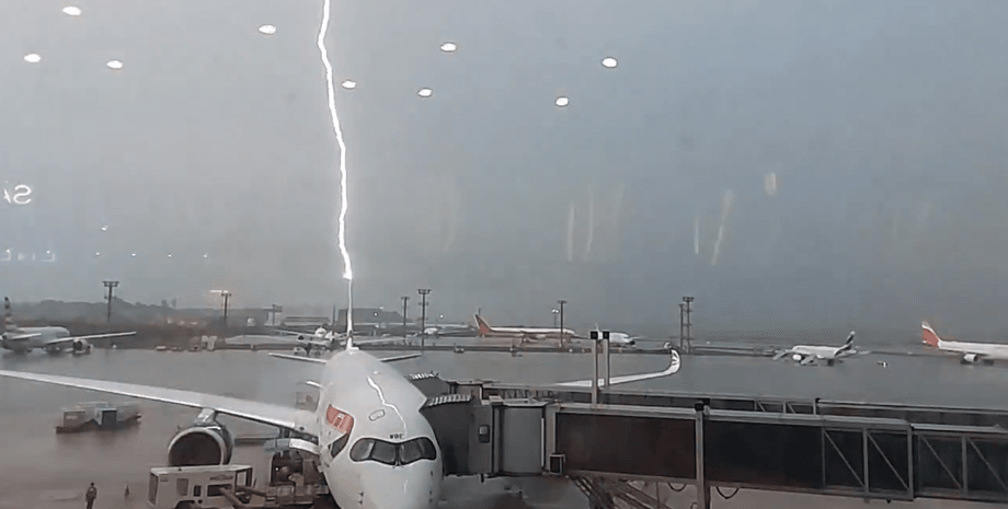 удар молнии, молния попала в пассажирский самолет, молния попала в самолет, самолет в Бразилии