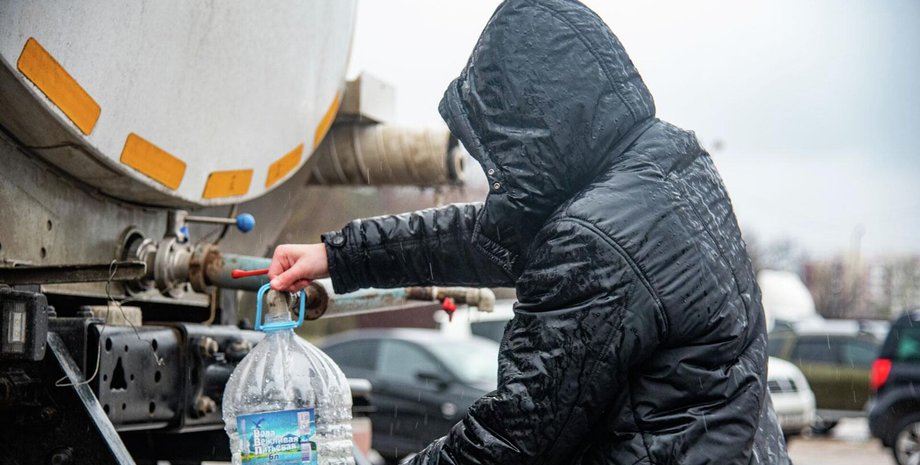вода, мариуполь, пресная вода, человек набирает воду, вода в баклажке