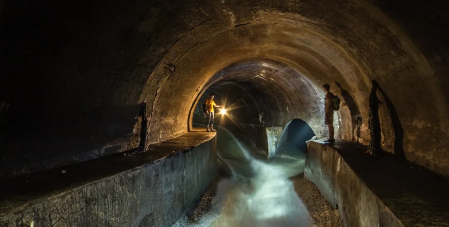 Подземная река Полтва под центром Львова Каменные стены коллектора подземной реки Полтва во Львове