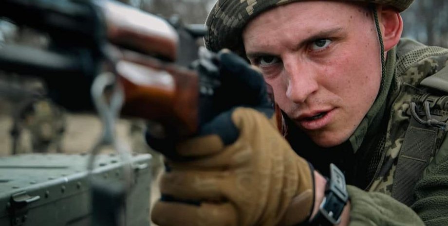 Військовослужбовець зі зброєю