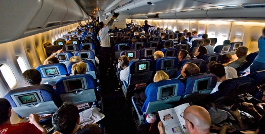 Пассажиры самолета, самолет багаж, самолет рюкзак, самолет конфликт, самолет ссора, ситуация в самолете, самолет конфликт