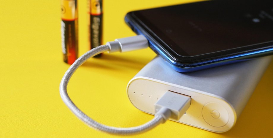 Смартфон заряджається від павербанка