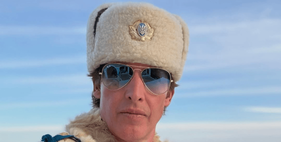 співак Джеймс Блант одягнув шапку з тризубом