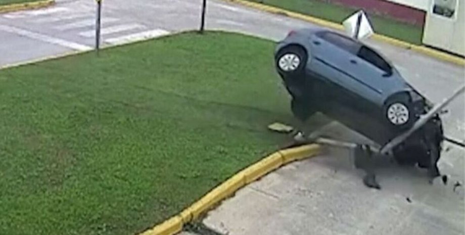 Авария, ДТП, вождение, экзамен по вождению, перепутала педали, газ, тормоз, перевернула машину, автомобиль, столб,