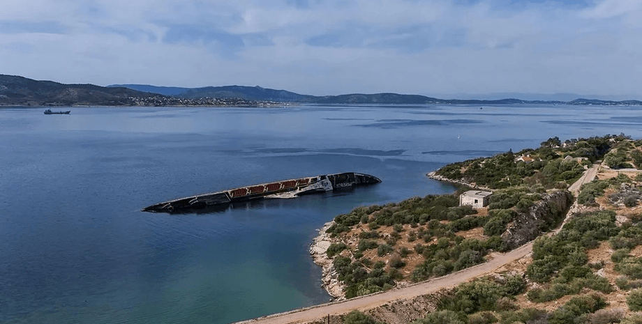 Останній прихисток легенди: блогери показали та розповіли історію покинутого лайнера