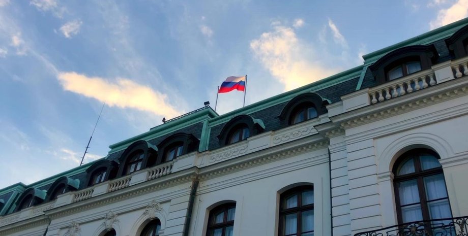 посольство России в Праге, здание посольства России в Праге, флаг РФ