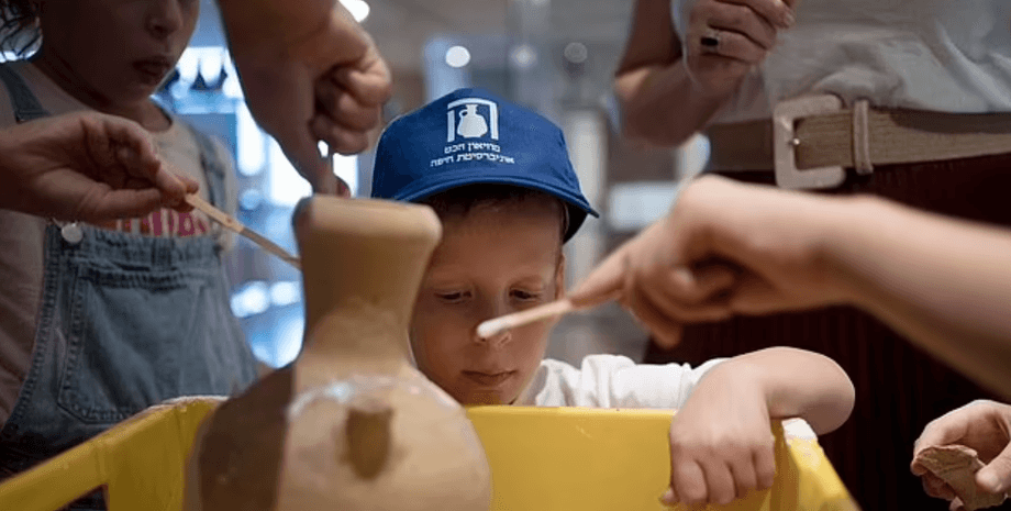 Ваза времен бронзового века была застрахована