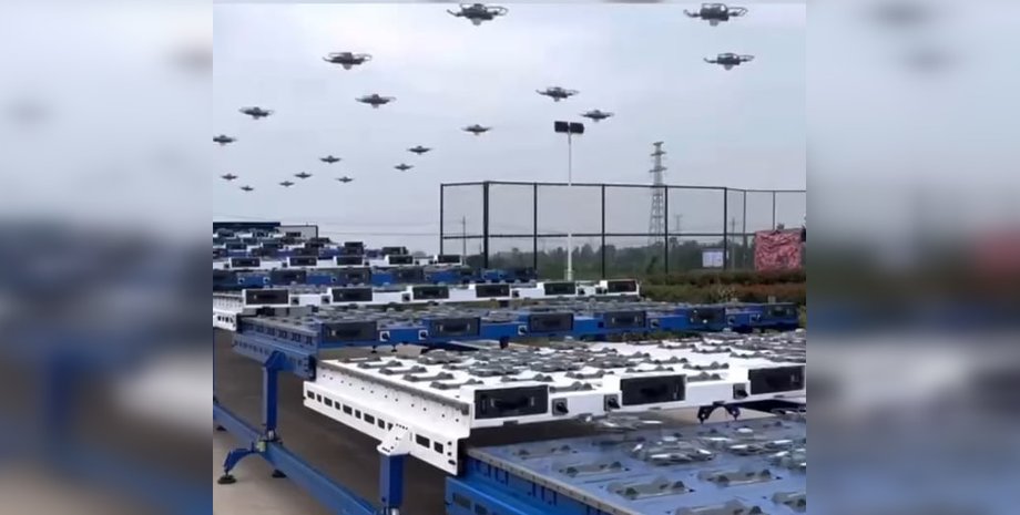 Китайські дрони Дрони злітають з вантажівки в Китаї