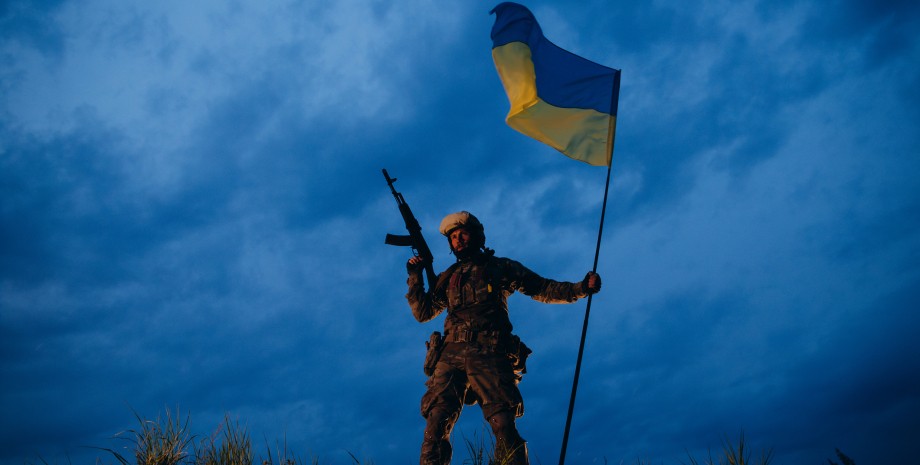 боец ВСУ с флагом Украины Война продолжается, но на Западе все чаще звучат призывы к переговорам с Россией
