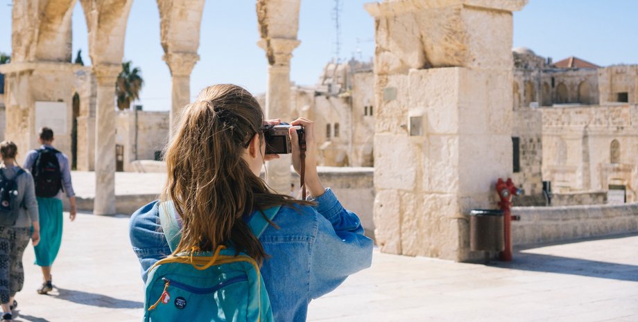 Туристи відвідують стародавній пам'ятник у Греції Турист фотографує стародавній архітектурний комплекс у Греції, де діють суворі правила відвідування