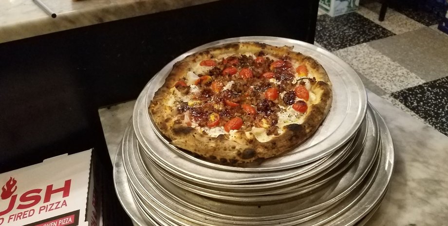 Пицца с джемом и креветками по рецепту ИИ. Фото: Pinar Yanardag