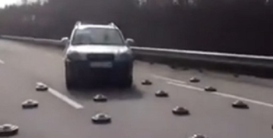 мінне поле, замінували дорогу, міни на дороги, авто на мінному полі, протитанкові міни