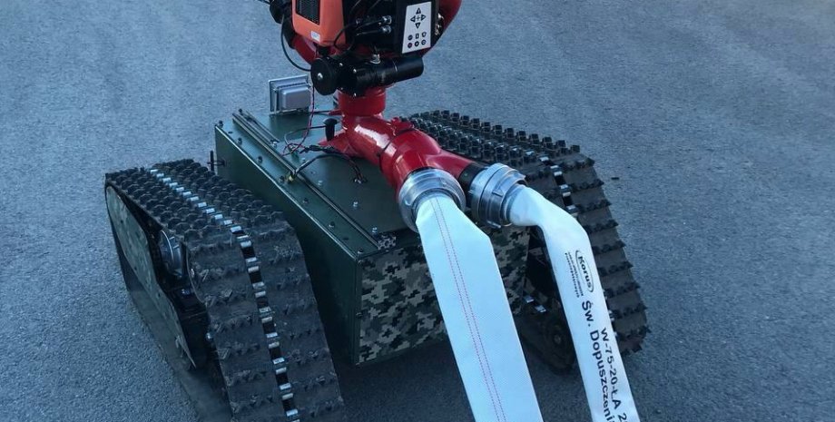 The robot is a distance of 400 m to 2 km from the operator. It can overcome the ...