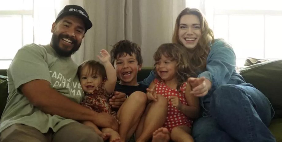 Александра и Джефте Кампос с тремя детьми улыбаются, несмотря на проблемы со здоровьем из-за плесени