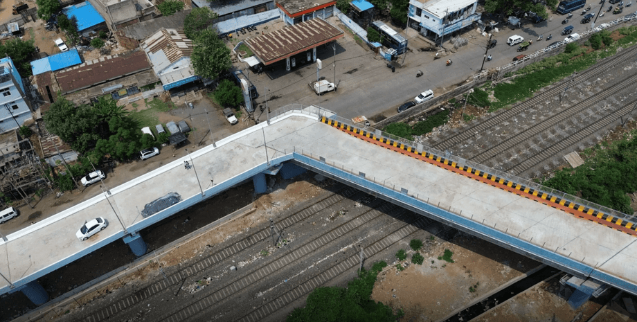 неправильний міст в Індії з незвичайною дорогою