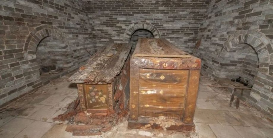 Китай, провінція, гробниця, труна, поховання, камера, знахідка, розкопки, археологи, археологія, знахідка, вчені, дослідження, зображення, різьблення, квіти, павич, прикраса, вівтар, статус, титул, малюнки, династія, Мін, архітектура