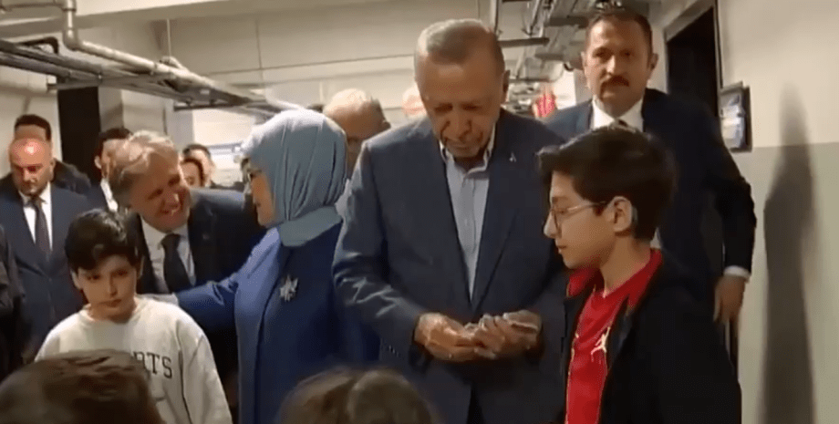 Реджеп Ердоган гроші Реджеп Ердоган, вибори в Туреччині, Ердоган гроші, Ердоган роздав гроші