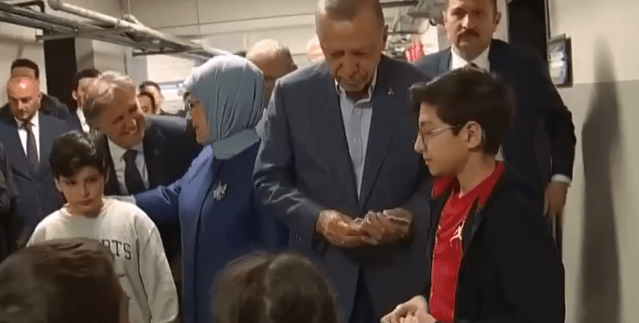 Реджеп Ердоган, вибори в Туреччині, Ердоган гроші, Ердоган роздав гроші