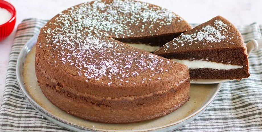 Шоколадний торт із кокосовим кремом, шоколадний торт, кокосовий крем, молочний крем