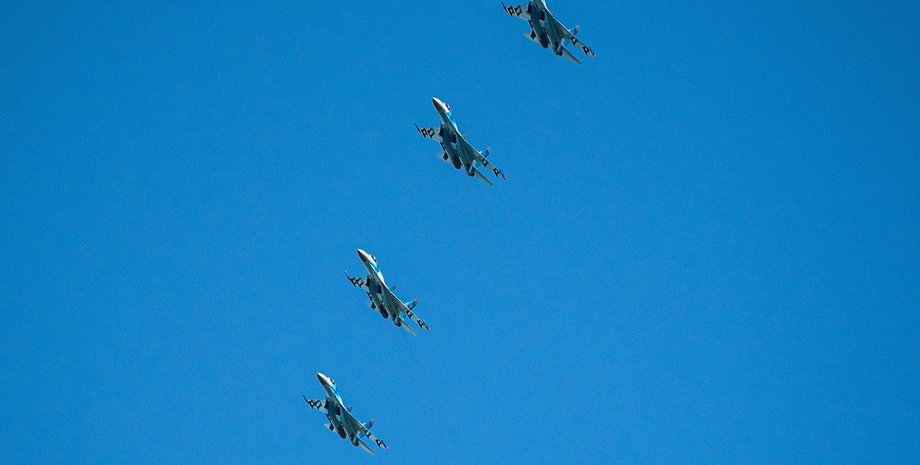 Чотири українські винищувачі Су-27 у небі
