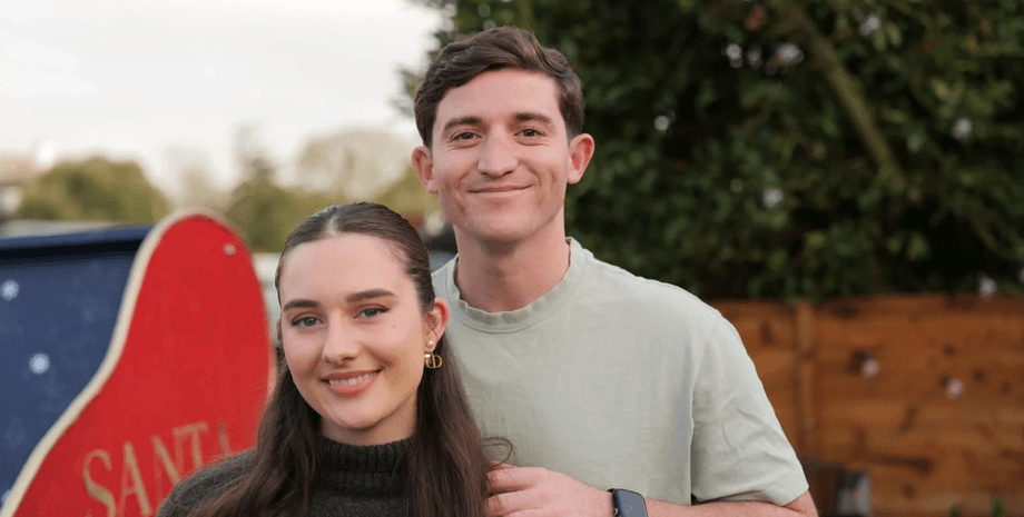 Пара живе на острові посеред мегаполіса та щодня плаває човном