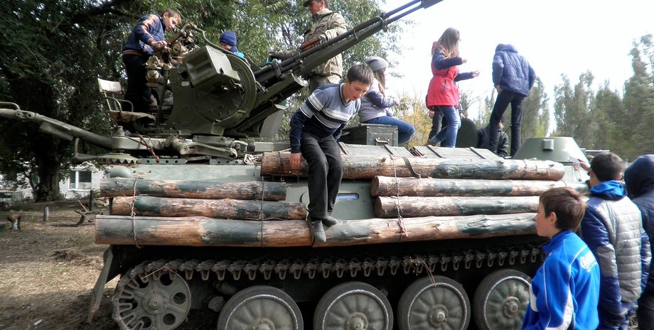 Бойцы ВСУ и дети / Фото:slavdelo.dn.ua