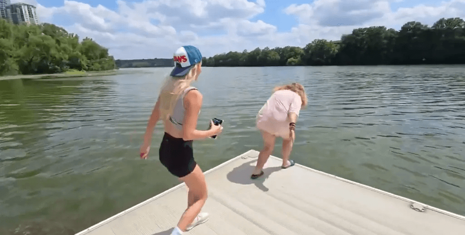 Стримерша попросила женщину прыгнуть в озеро, женщина не умеет плавать, незнакомка, инфлюенсер, пранк, сбежала с места происшествия