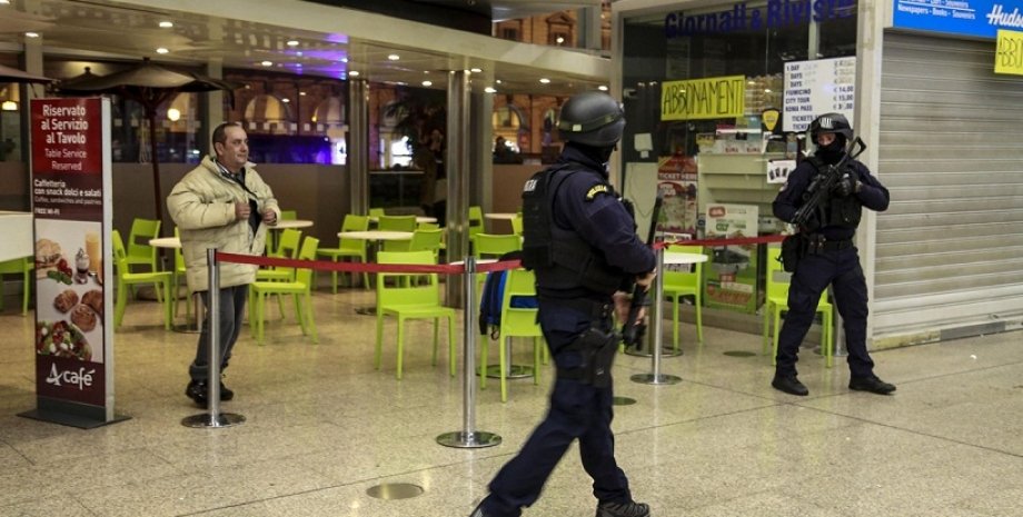 Римские полицейские ищут "автоматчика" / Фото: businesstimes.com.sg