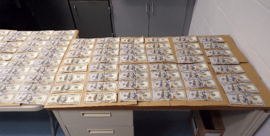 Мужчина нашел в туалете деньги, деньги, доллары, валюта, деньги в ресторане, оставили деньги, брошенные деньги, полиция