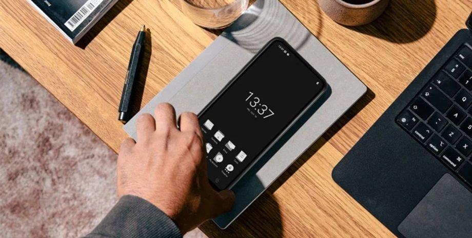 Смартфон Punkt MC02 на столе