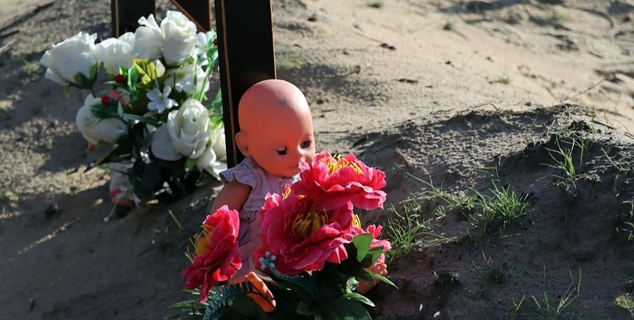 кукла, детская игрушка, кладбище, могила