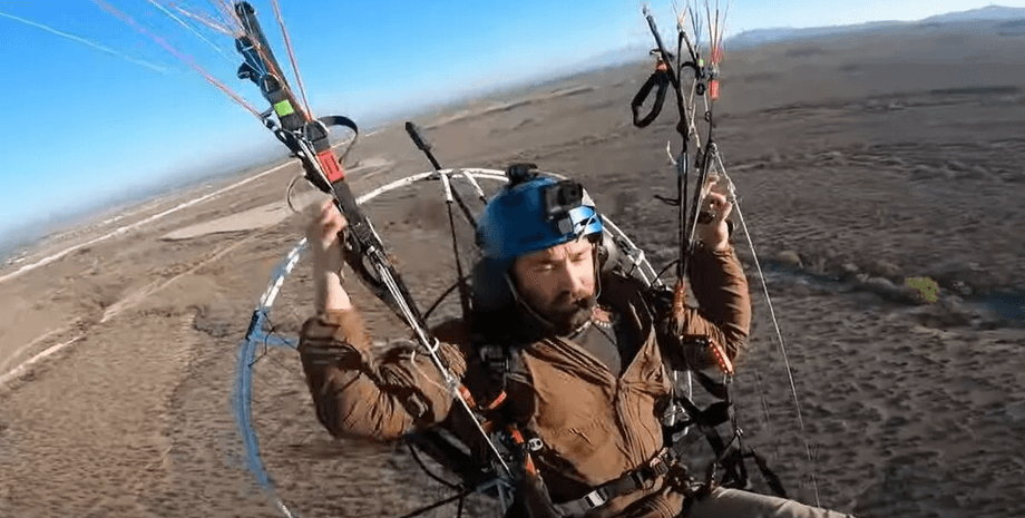 Блогер упал с высоты 30 метров, блогер, ютубер, параплан, мотопараплан, падение с высоты, выжил после падения, упал с неба