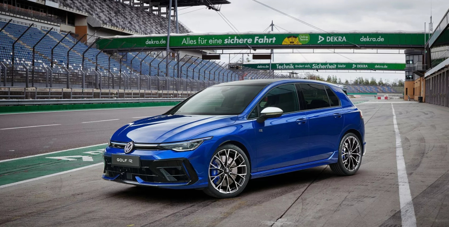 Il nuovo Volkswagen Golf R è cambiato fuori e all'interno ed è diventato più pot...