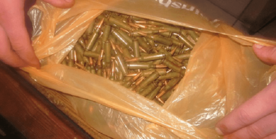 а метро "Вокзальная" в Киеве у военного изъяли гранаты и более 300 патронов / kyiv.mvs.gov.ua