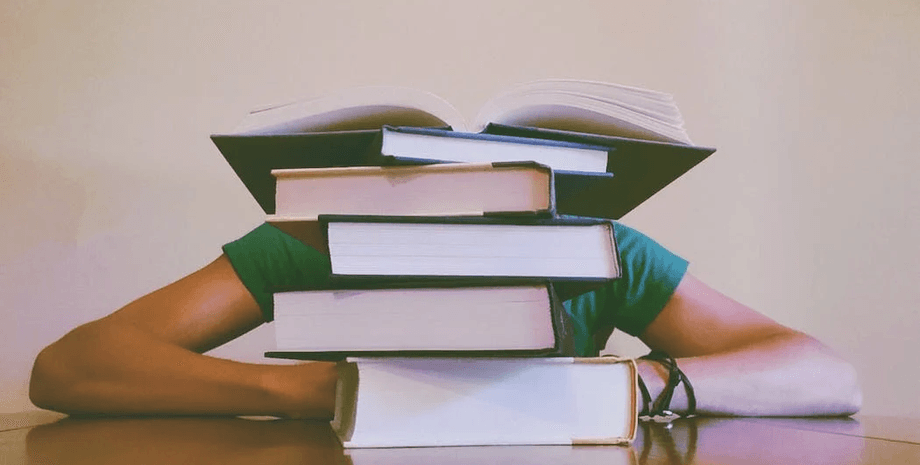 Учеба, книги, школа,  впервые пошла в школу, 92-летняя бабушка, пожилая женщина, научилась читать и считать, начала учиться