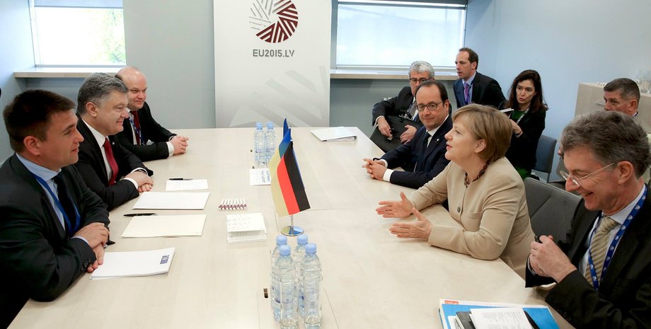 Франсуа Олланд, Петр Порошенко и Ангела Меркель / Фото пресс-службы президента Украины