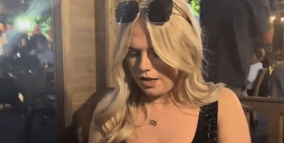 В Великобритании женщина по ошибке заплатила более 1600 фунтов за бутылку вина, которая обычно стоит около 16