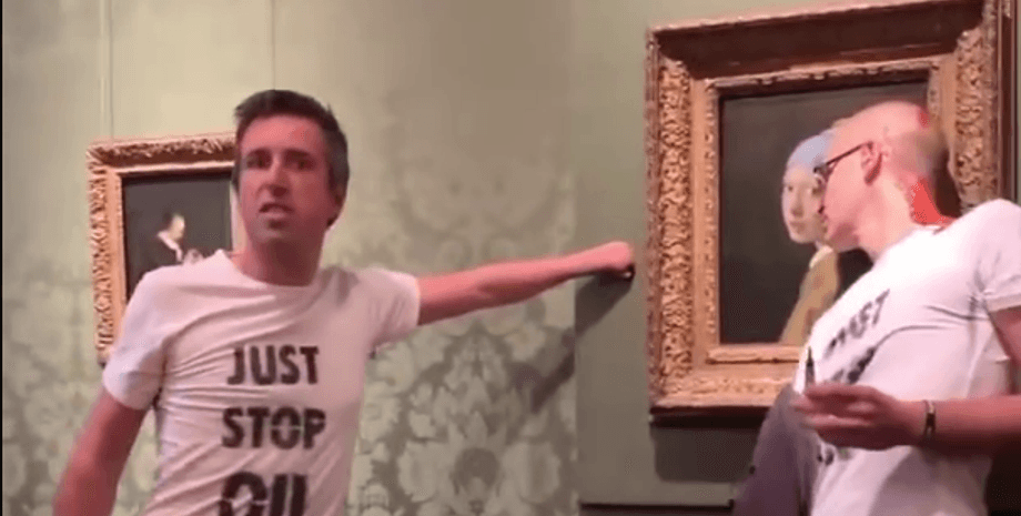 Эко-активисты облили картину