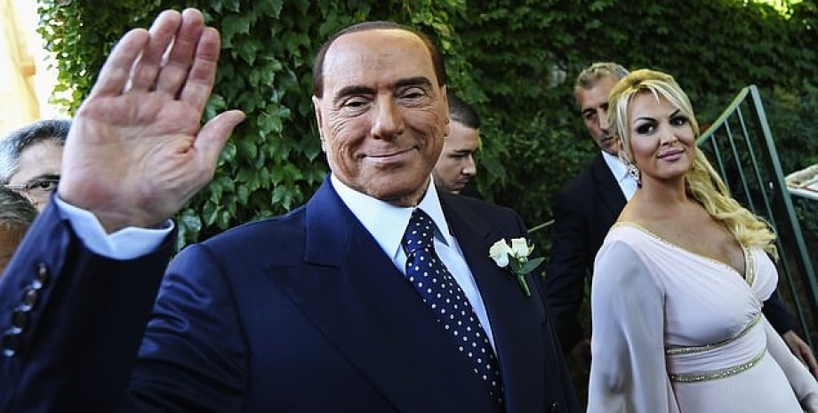 Берлускони и теперь его уже бывшая подружка/Фото: REX