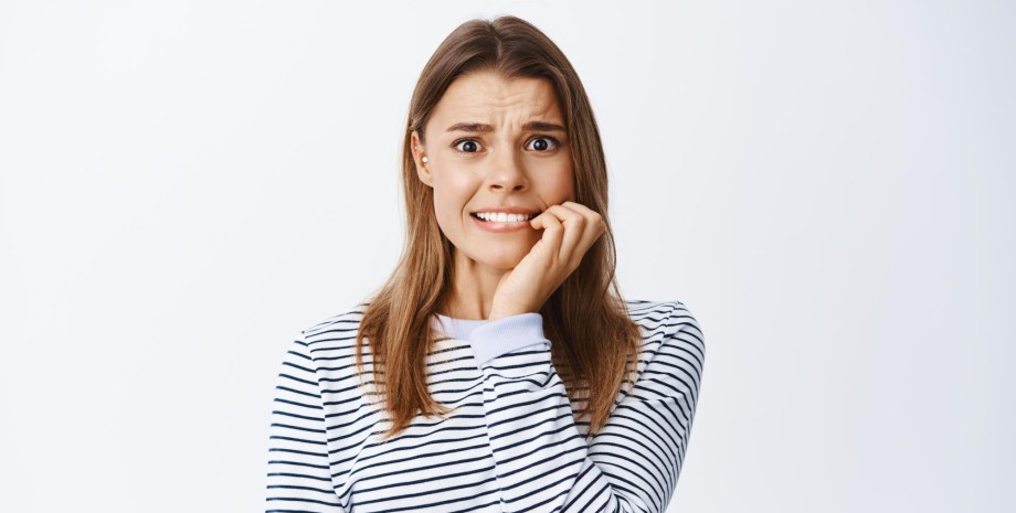 девушка страх, зубы, испуг, нервы