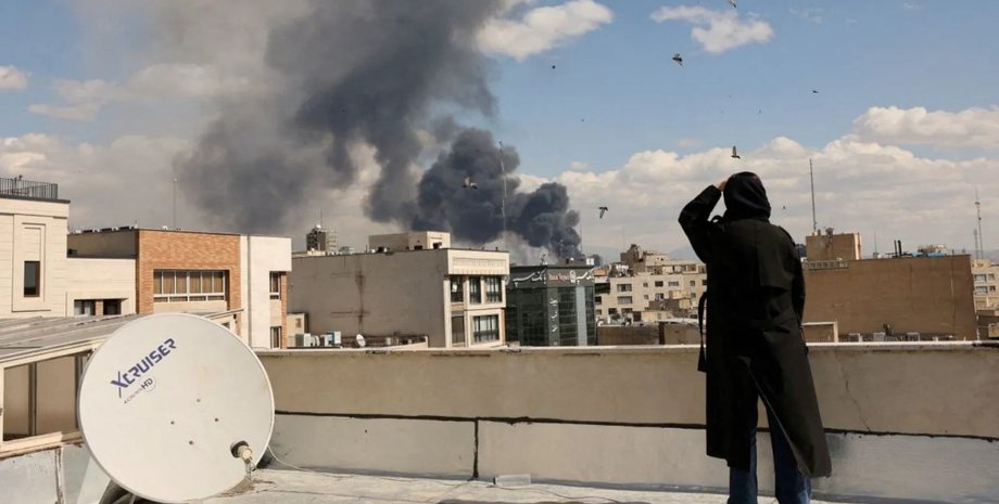 Взрывы из-за войны в Иране столб дыма после удара Ирана