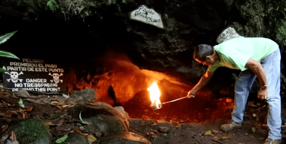 Пещера в Коста-Рике, Пещера смерти, пещера, действующий вулкан, пугает туристов, гид, зажженный факел, угарный газ