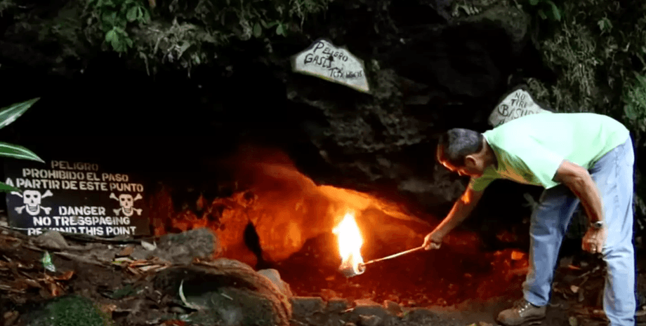 Печера в Коста-Ріці, Печера смерті, печера, діючий вулкан, лякає туристів, гід, запалений смолоскип, чадний газ