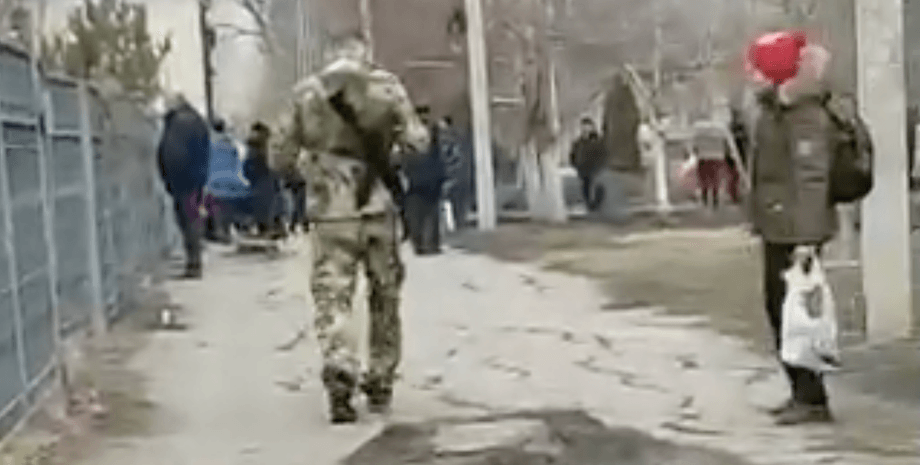 мужчина с автоматом, вооруженные люди, шахты, россия