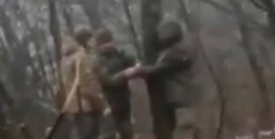 война в украине, в рф издеваются над солдатами, Геннадий и Семен Кискоровы, привязали к дереву