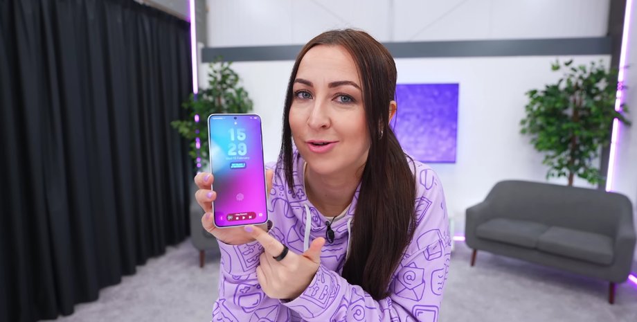 Дівчина показує смартфон Samsung Galaxy S25