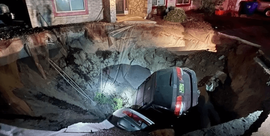 вирва, величезна вирва, вирва поруч із будинком, гігантська вирва, вирва у дворі, почалася евакуація