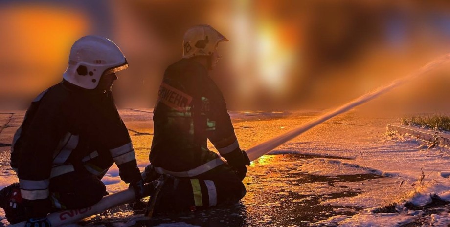 Зображення рятувальників, які гасять пожежу